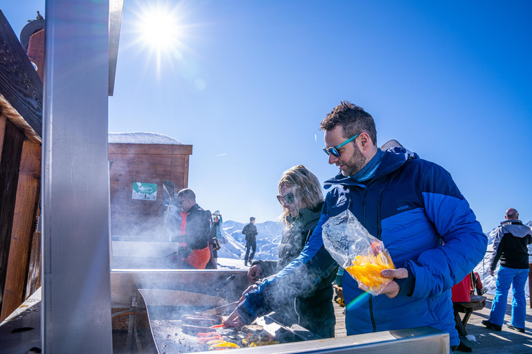 Un barbecue sur les pistes, ça vous tente ? 🍖⛷️😊