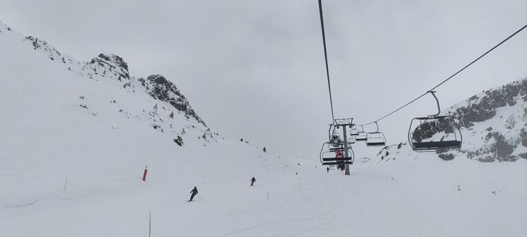 Bonne poudre, cache cache avec le brouillard et neige