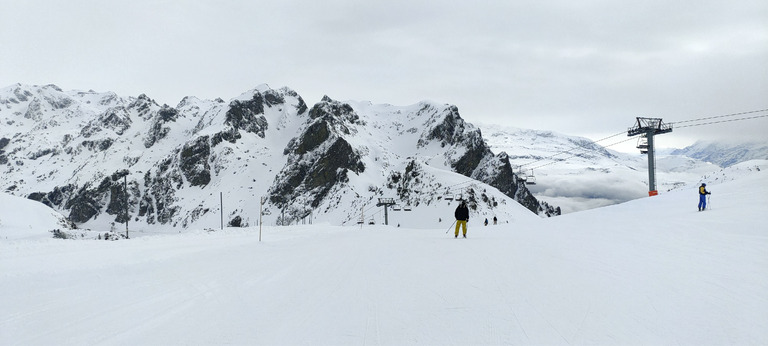 Bonne poudre, cache cache avec le brouillard et neige