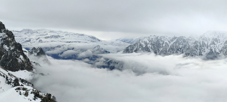 Bonne poudre, cache cache avec le brouillard et neige