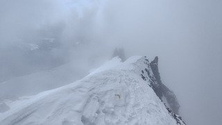 Dent Parrach&eacute;e par la br&egrave;che de la Loza