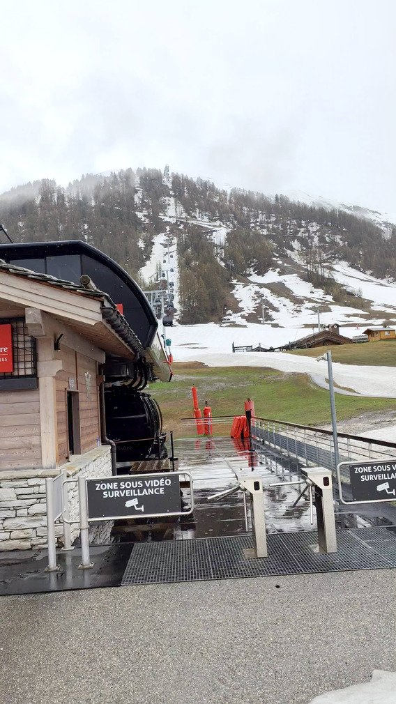 Val la closing 
