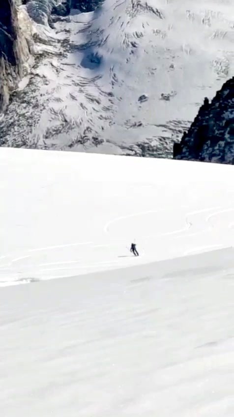2 skipasseurs au soleil