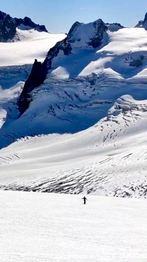 2 skipasseurs au soleil