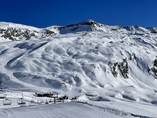 Poudreuse et soleil invit&eacute;s de premi&egrave;res Traces