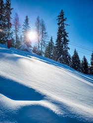 Neige changeante, skieuse brinqueballante