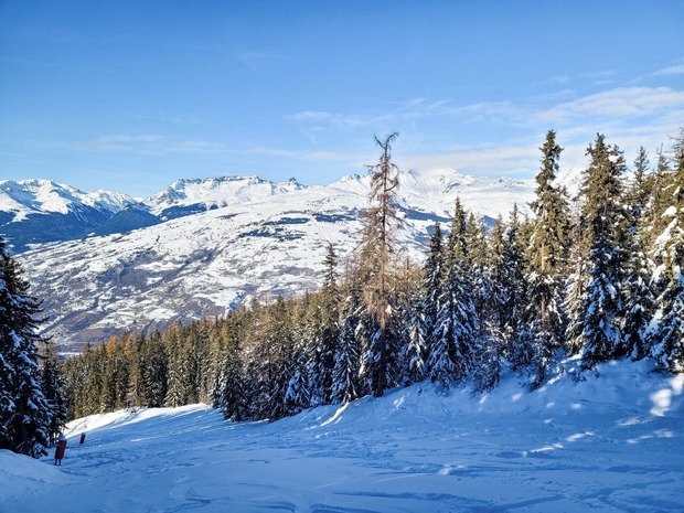 Neige changeante, skieuse brinqueballante