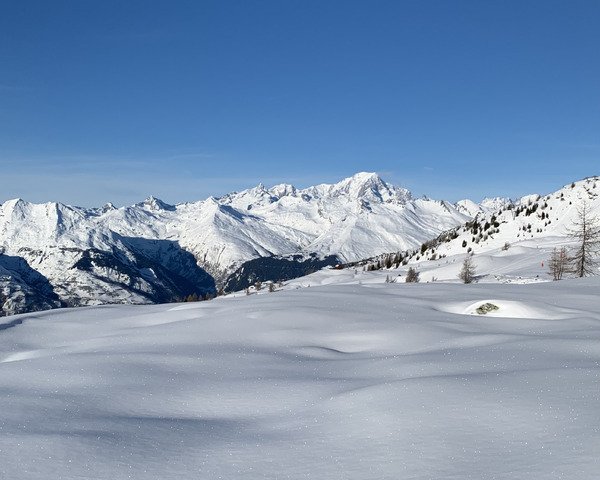 Neige changeante, skieuse brinqueballante