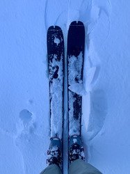 Neige changeante, skieuse brinqueballante