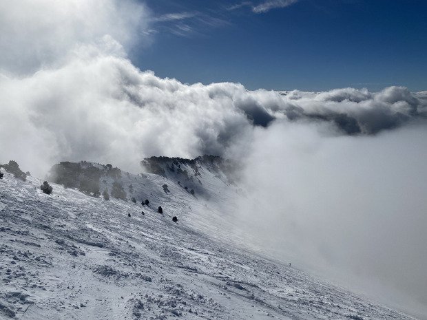 Déjeuner poudreux sur un Chamechaude nébuleux 