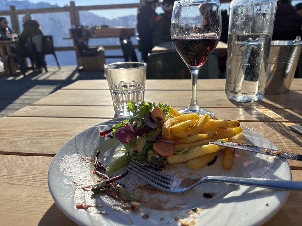 #10, quand on est à la bonne place nul besoin de skier☀️🍷🍔🍟🥗