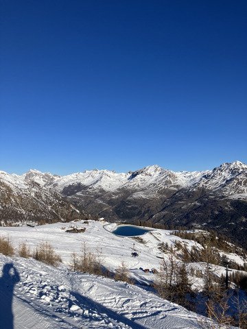 Ciel bleu, neige dure et vielle poudreuse