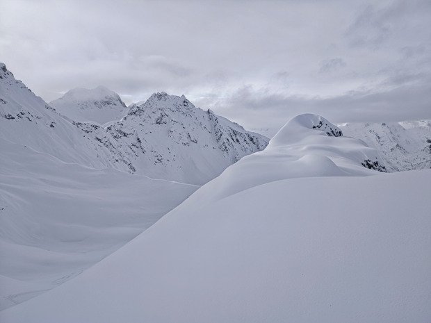 Compacte et un peu lourde, mais des courbes agr&eacute;ables 