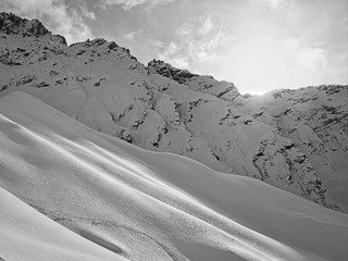 Compacte et un peu lourde, mais des courbes agr&eacute;ables 