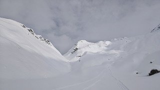 Compacte et un peu lourde, mais des courbes agr&eacute;ables 