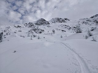 Compacte et un peu lourde, mais des courbes agr&eacute;ables 