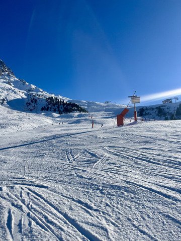 Une belle journ&eacute;e ensoleill&eacute;e, c&rsquo;est encore Ok pour skier.