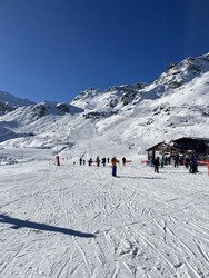 Une belle journ&eacute;e ensoleill&eacute;e, c&rsquo;est encore Ok pour skier.