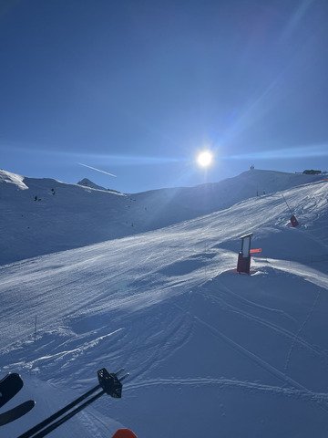 Une belle journ&eacute;e ensoleill&eacute;e, c&rsquo;est encore Ok pour skier.