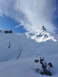 Top cr&eacute;neau, poudreuse froide dans les combes