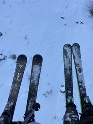 Trio gagnant du jour : cailloux, vent et poudreuse