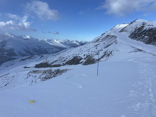 Trio gagnant du jour : cailloux, vent et poudreuse