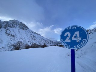Trio gagnant du jour : cailloux, vent et poudreuse