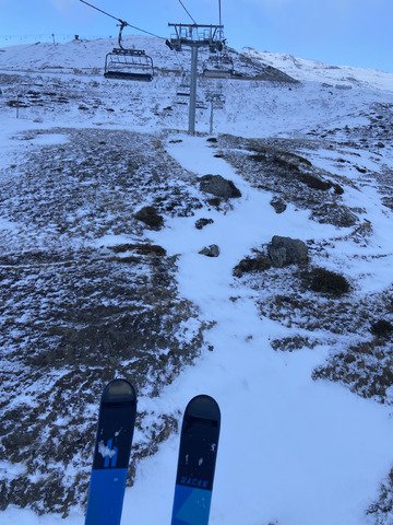 Trio gagnant du jour : cailloux, vent et poudreuse