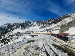 Neige critique et caisse anti-commerciale