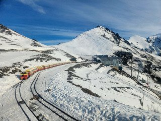 Neige critique et caisse anti-commerciale