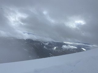 Mont&eacute;e dans le brouillard, descente sur de la poudreuse quasi vierge ✨