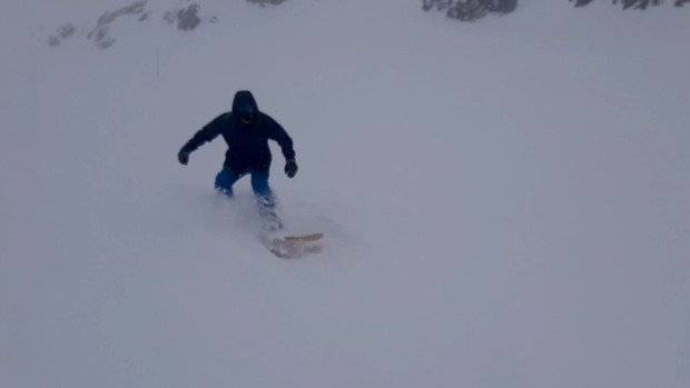 Neige fra&icirc;che en quantit&eacute;, et rafales, &ccedil;a ride !