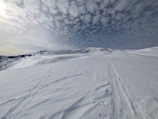 Reculet en T-shirt et en split.