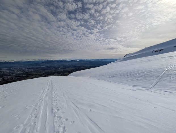 Reculet en T-shirt et en split.