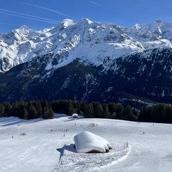 Les maisons enneig&eacute;es au printemps