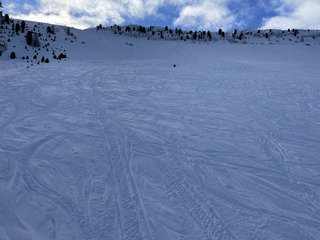 Neige bien humide et quelques nuages 