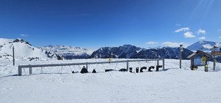 Chamrousse : ciel bleu et gav&eacute; de blanc