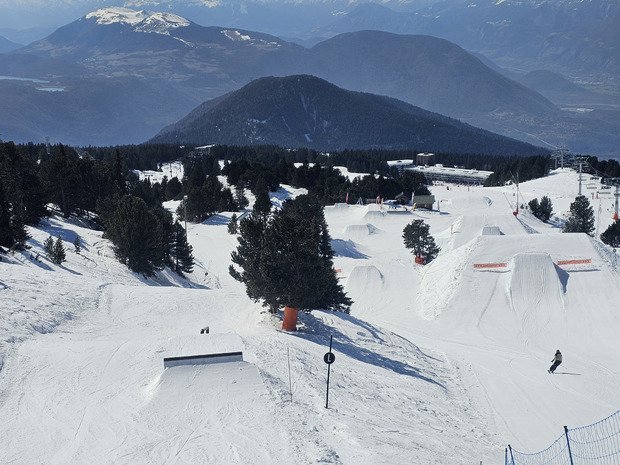 Chamrousse : ciel bleu et gav&eacute; de blanc
