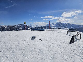 Chamrousse : ciel bleu et gav&eacute; de blanc