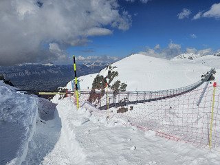 Chamrousse : ciel bleu et gav&eacute; de blanc