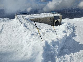 Chamrousse : ciel bleu et gav&eacute; de blanc