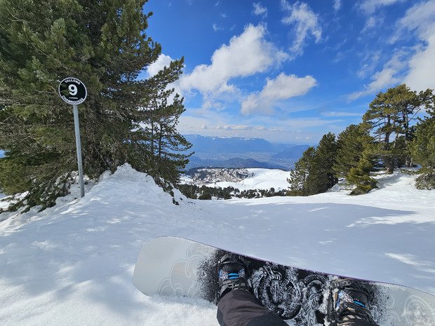 Chamrousse : ciel bleu et gav&eacute; de blanc