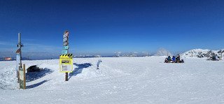 Chamrousse : ciel bleu et gav&eacute; de blanc