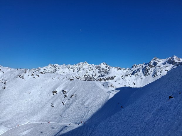 &Agrave; la recherche du si&egrave;ge parfait sous un beau ciel bleu 😁