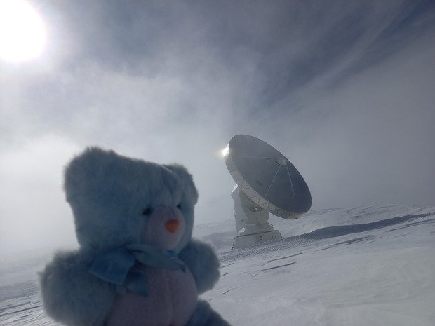 Visite aux Antennes par une combe d&eacute;serte 
