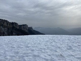 Neige pas mal en fond et variable en alpin