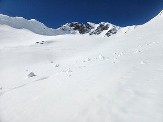 Couloir(s), moquette et poudre :)