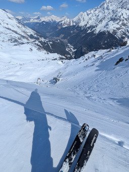 un couloir et puis s'en va 