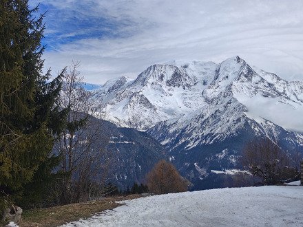 Neige d'hiver au printemps et un d&eacute;sert bien agr&eacute;able 