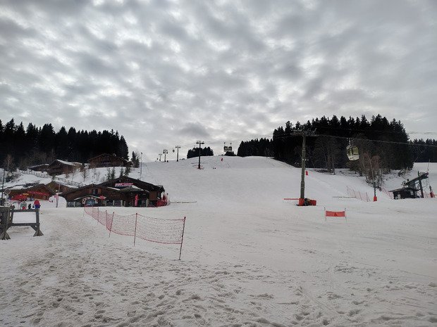 Neige d'hiver au printemps et un d&eacute;sert bien agr&eacute;able 